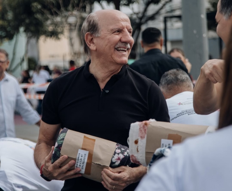 Beto Piteri participa da Campanha do Agasalho no bairro Aldeia de Barueri