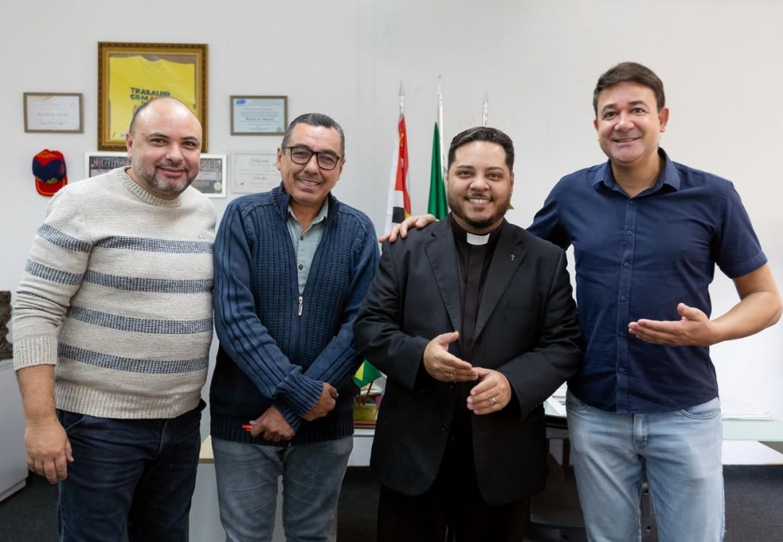 Rodrigo Andrade recebe Padre Daniel Vitor para alinhar a festa de Nossa Senhora da Penha