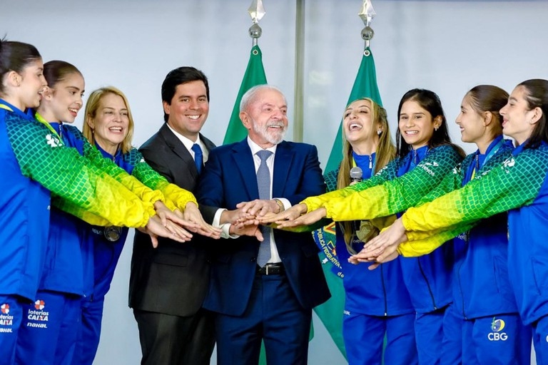 Lula recebe atletas medalhistas do Mundial de Ginástica Rítmica no Palácio do Planalto