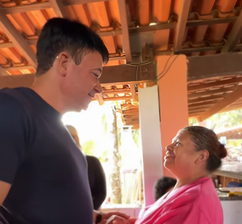 Prefeito Rodrigo Andrade entrega agasalhos na Escola Despertar
