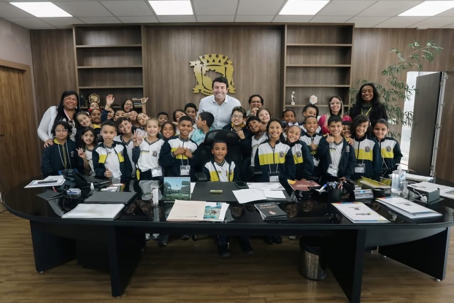 Prefeito Elvis Cezar recebe alunos no projeto Conhecendo a Prefeitura da Minha Cidade