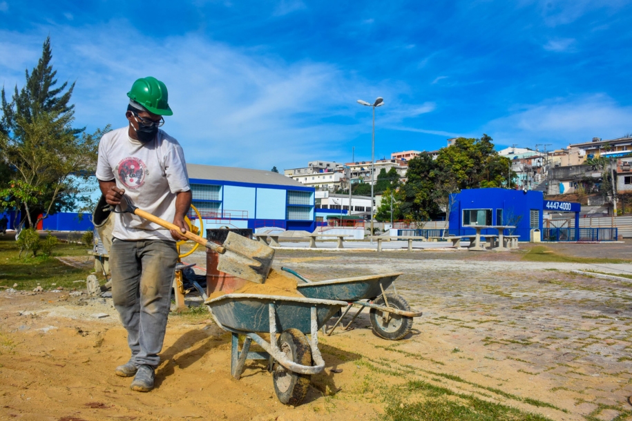 Após anos de abandono, Praça Sandro Magagnini está em reforma