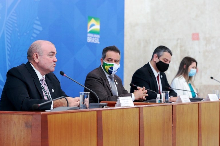 Brasil anuncia acordo para produção de vacina contra Covid-19