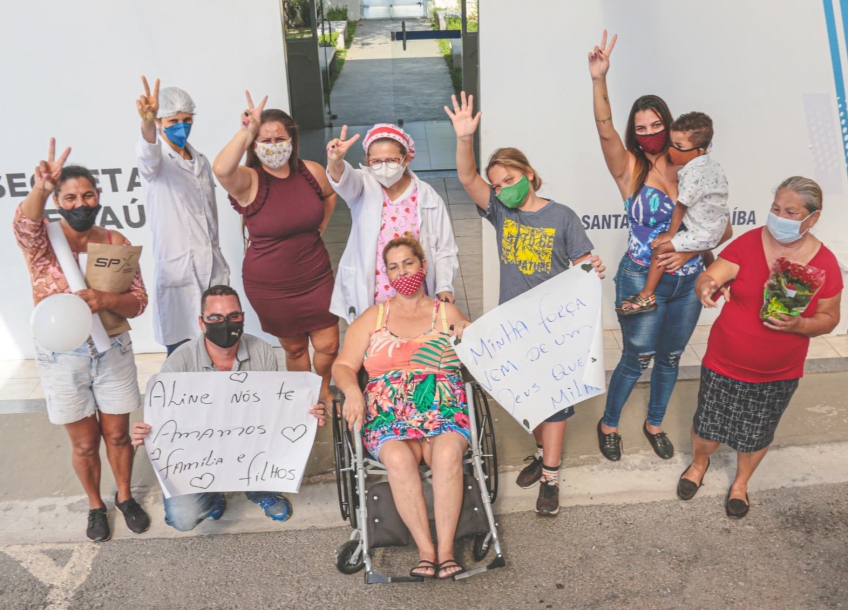 Após 29 dias internada, paciente deixa Centro de Combate a Covid