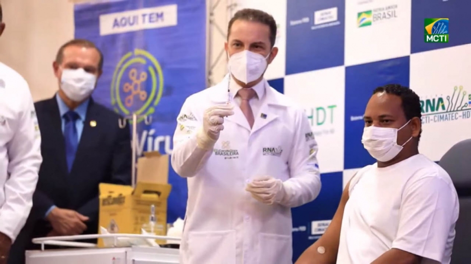 Vacina brasileira contra a covid-19 é aplicada pela primeira vez