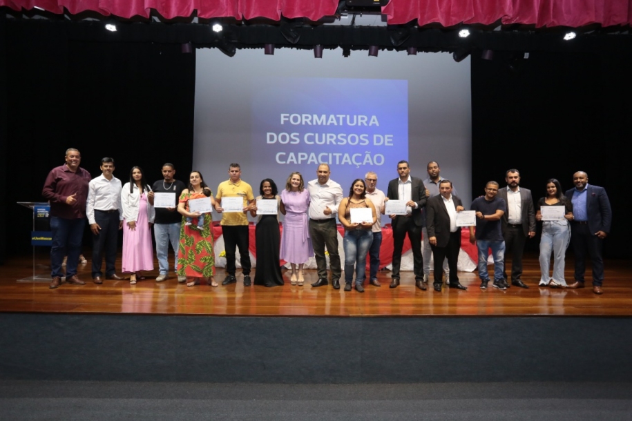 Marcos Tonho realiza entrega de certificados de qualificação profissional