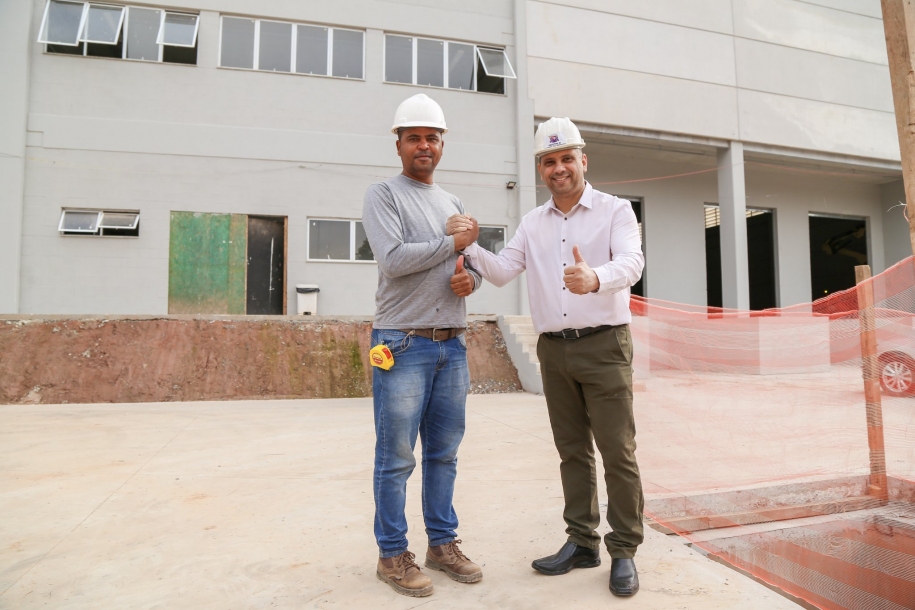 Marcos Tonho vistoria obras do Complexo Logístico da Educação 