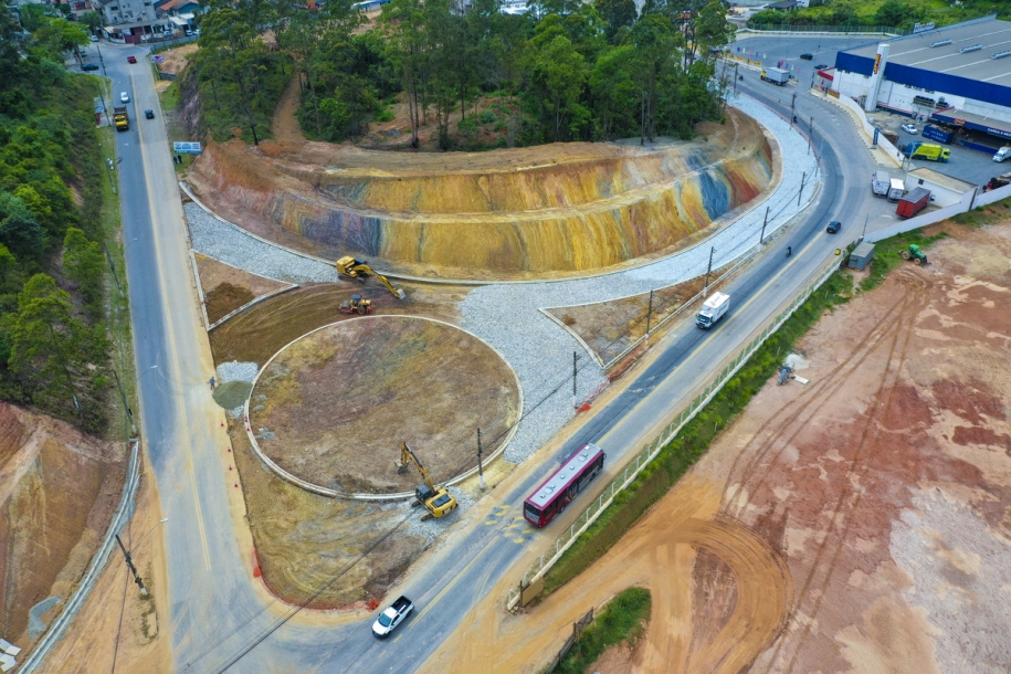Rotatória em Cajamar na avenida José Marques Ribeiro está em fase final