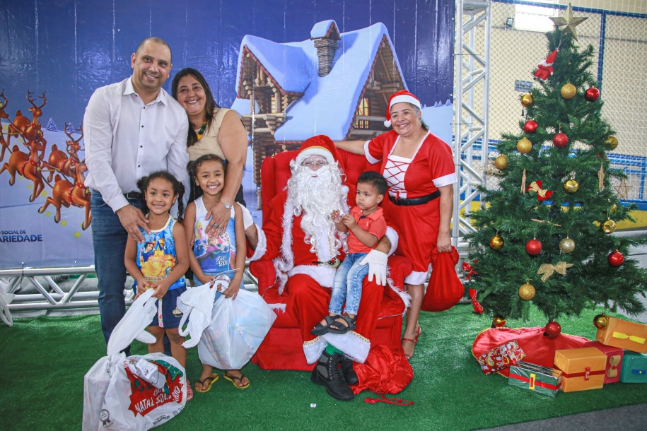 Marcos Tonho e Vanessa Ferreira entregam sacolinhas de natal para mais de 10 mil crianças