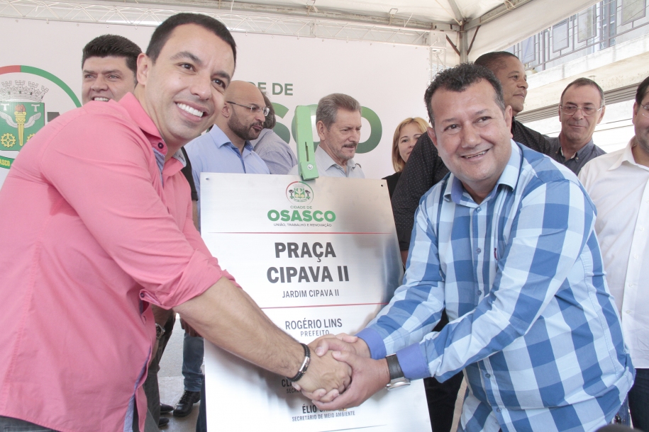 Rogério Lins entrega construção de nova Praça no Jardim Cipava II