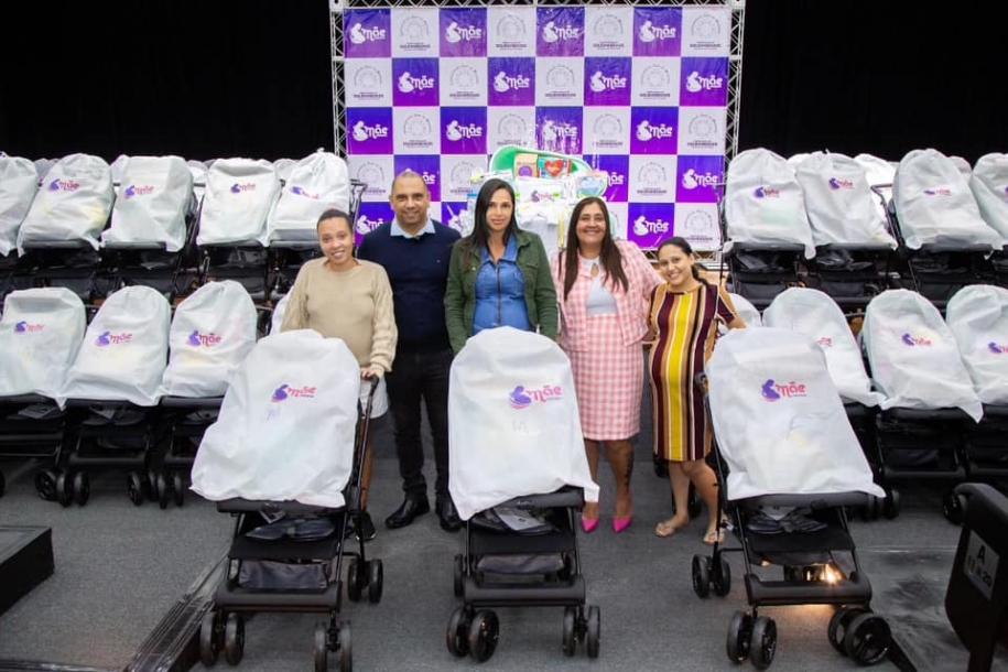 Prefeito Marcos Tonho entrega mais de 100 enxovais para as mães parnaibanas