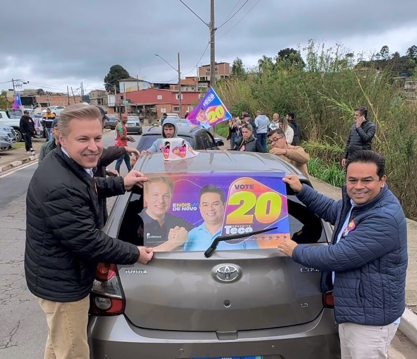 Igor Soares e Teco Godoy realizam adesivaço com moradores de Itapevi