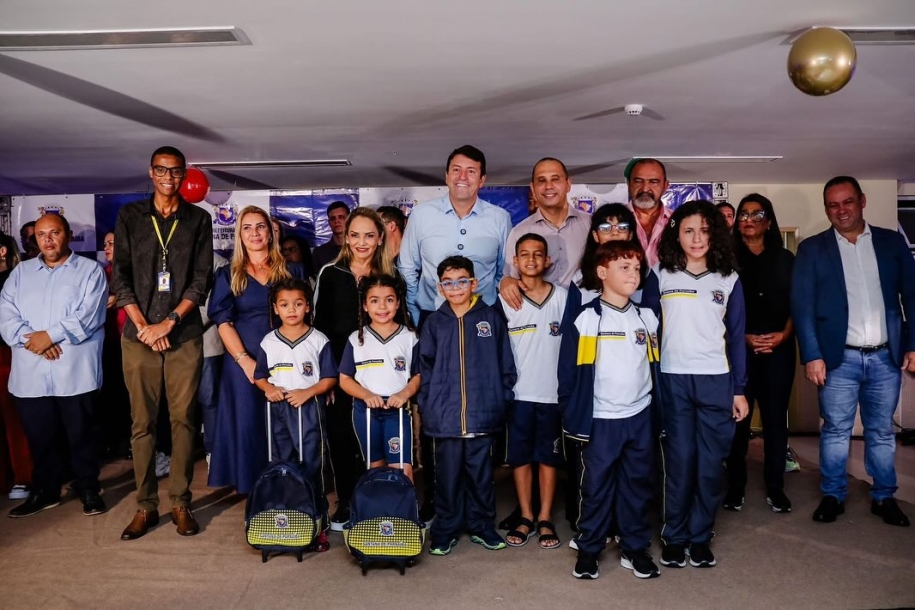 Elvis Cezar inicia ano letivo com distribuição de materiais e uniformes para os alunos