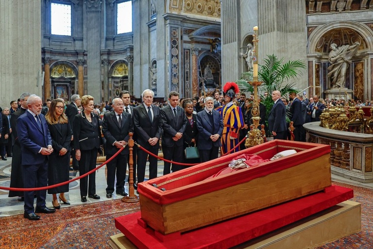 Presidente Lula presta homenagem ao Papa Francisco na Basílica de São Pedro